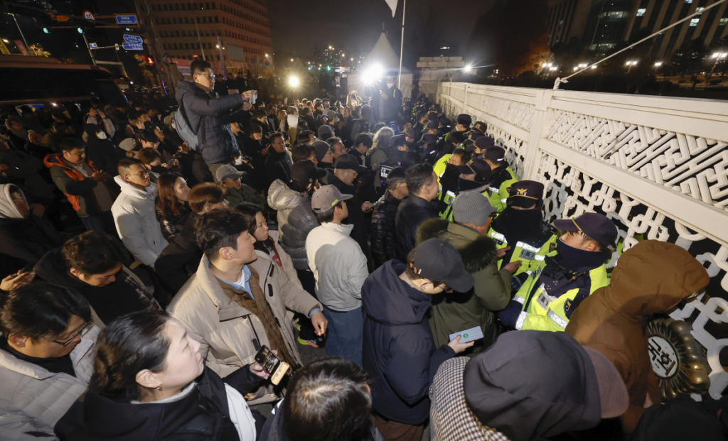 police to block lawmakers from entering the parliament building