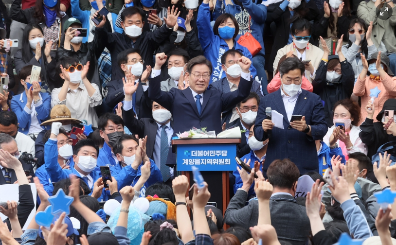 Lee Jae-myung cheered by supporters