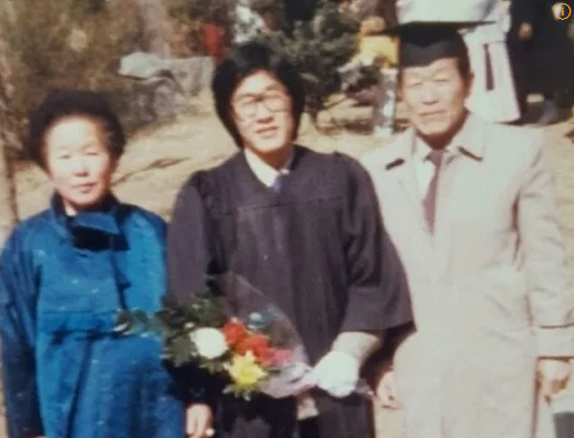 Lee Jae-myung and his parents